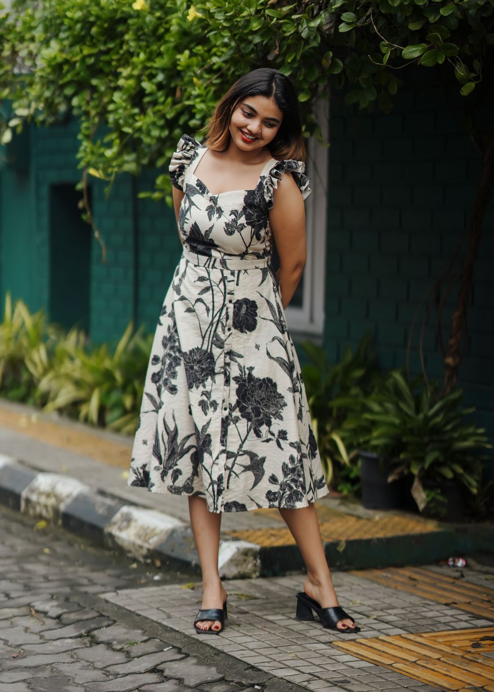 Ink Bloomtide – Artistic Floral Flow with a Contemporary Edge