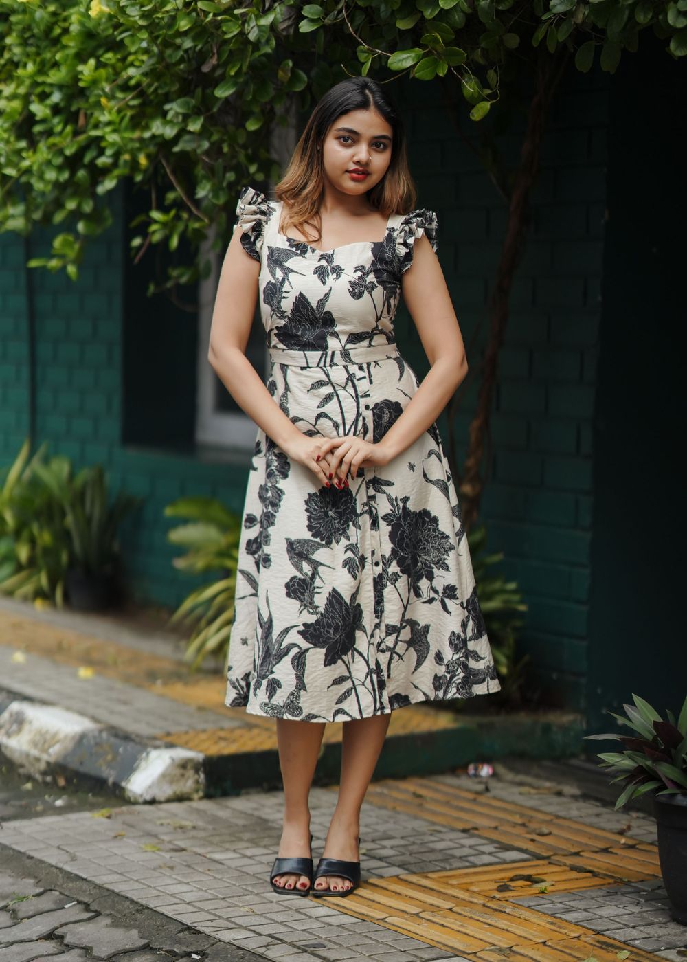 Ink Bloomtide – Artistic Floral Flow with a Contemporary Edge