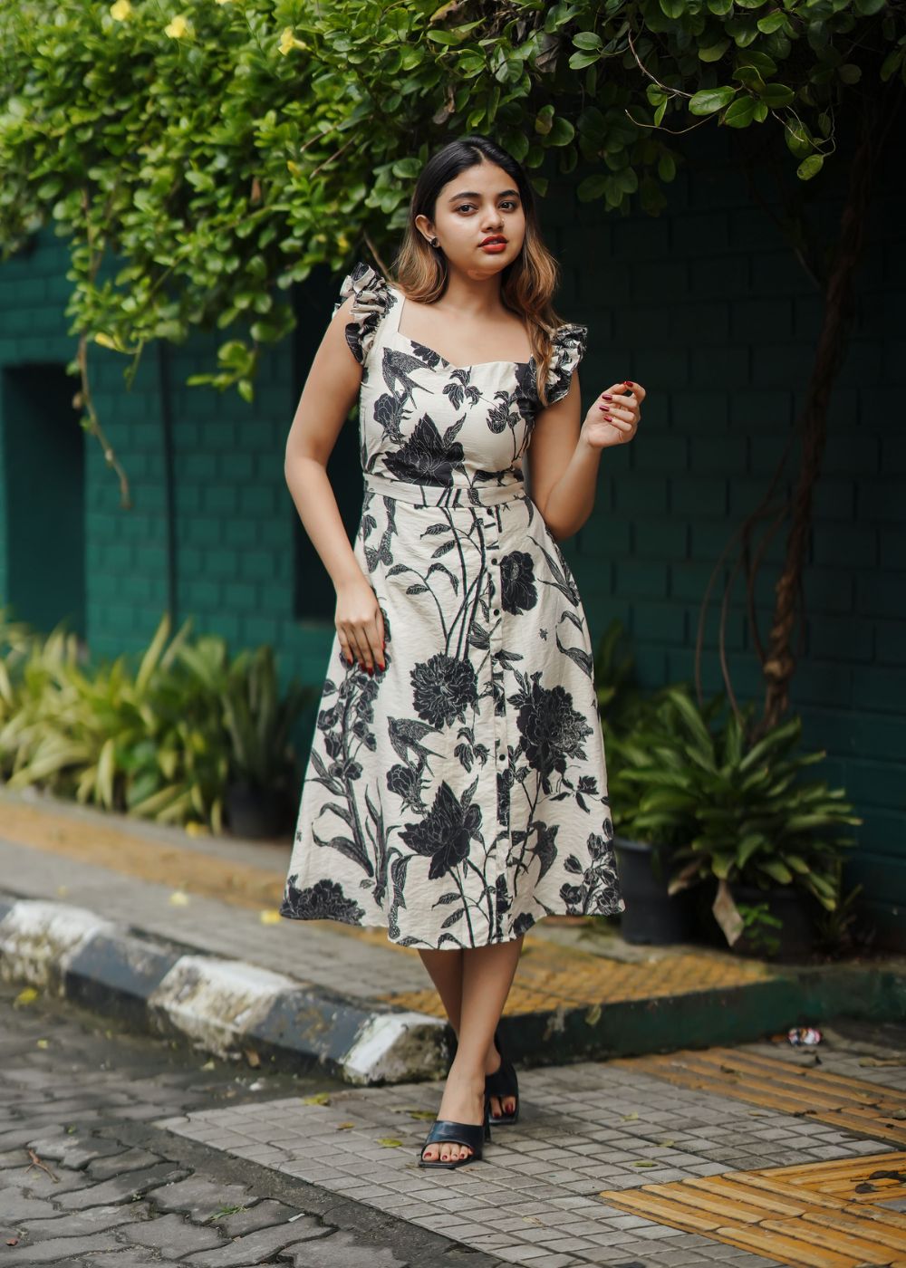 Ink Bloomtide – Artistic Floral Flow with a Contemporary Edge