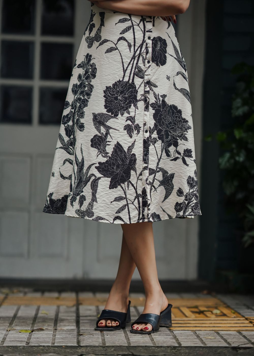 Ink Bloomtide – Artistic Floral Flow with a Contemporary Edge