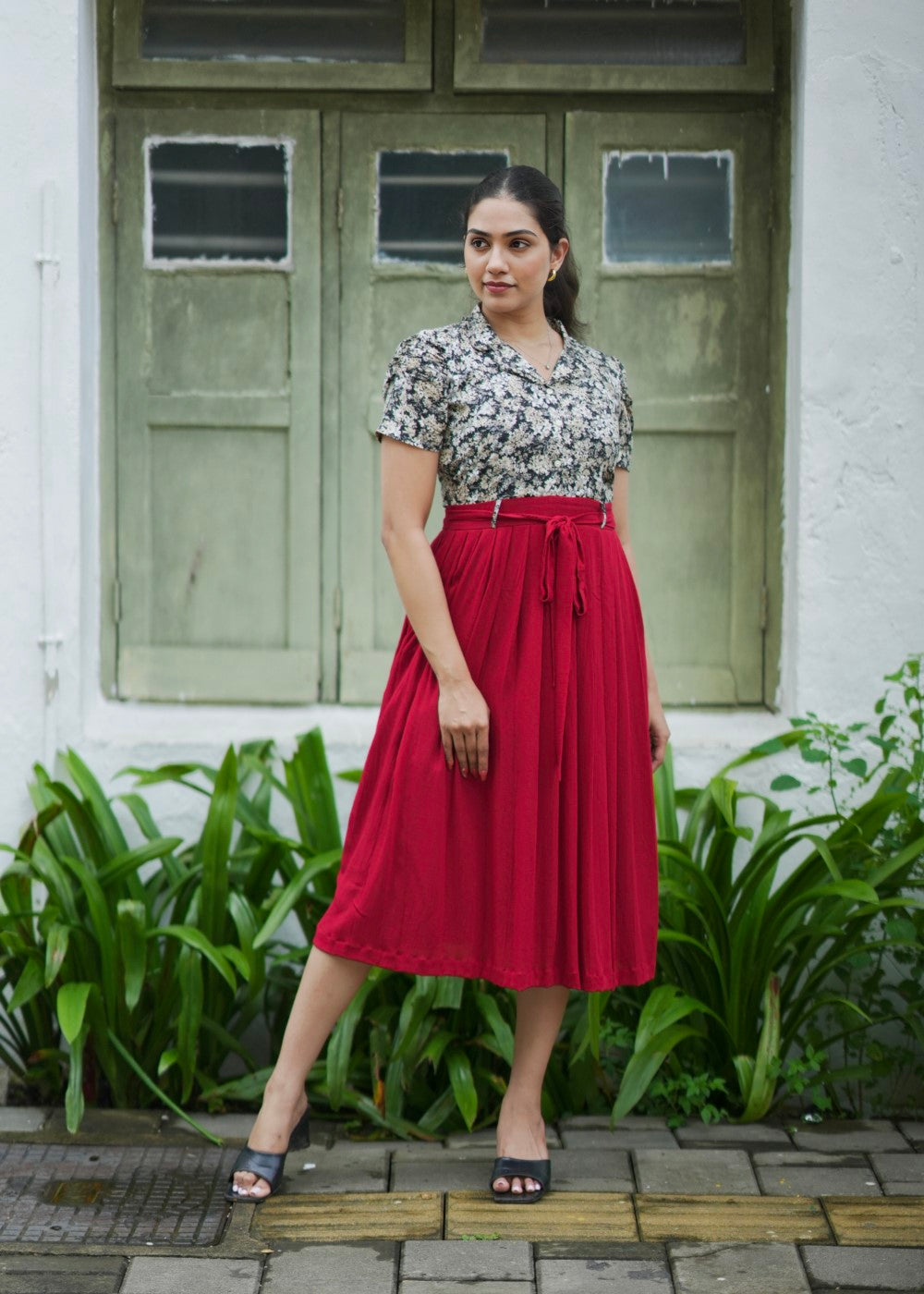 Florette Rouge – Timeless Red Bloom with Elegant Detailing