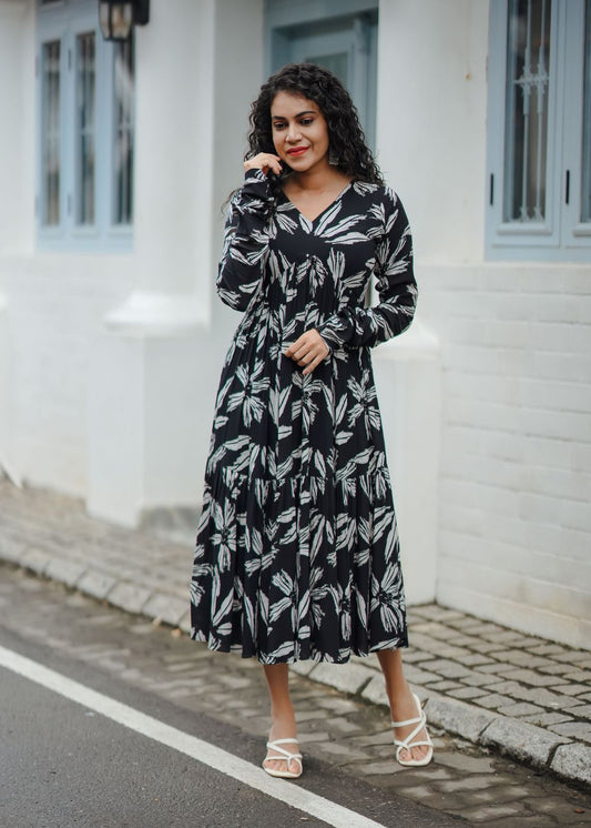 Black Willow – Timeless Elegance in a Graceful Silhouette